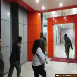 YO asal Balingka yang di amankan Satpol di warung tuak kawadan pasar bawah akan dikirim ke panti sosial karya wanita Andam Dewi Solok. Foto : Dok Satpol PP Bkt