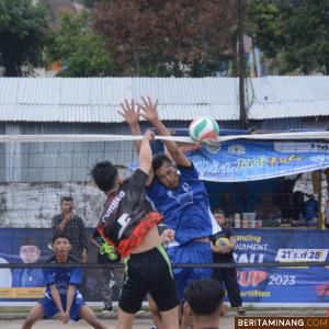Suasana ajang Semi Open Turnamen Bola Voli Porbeg Cup Kota Padang Panjang di lapangan Voli Porbeg, Kelurahan Silaing Atas, Kecamatan Padang Panjang Barat, Ahad (21/5/2023). Foto: Kominfo Padang Panjang