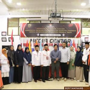 Ketua KPU Sawahlunto Fadhlan Armei  bersama Anggota dan Ketua Bawaslu Dwi Murini bersama Anggota saat menerima penyampaian daftar bacaleg dari Partai Keadilan Sejahtera (PKS) . Foto : dok.KPU