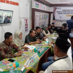 Ketua KPU Solsel, Nila Puspita didampingi  Anggota KPU, Sastria Nofrita, Dedi Fitriadi, Andi Andrawan Putra, dan Idris Sekretaris KPU Solok Selatan Benny Rinaldo bersama jajaran Sekretariat KPU Solok Selatan saat menerima pendaftaran Bacaleg salah satu partai di Solsel, Sabtu (13/5/2023) foto Afrizal Amir