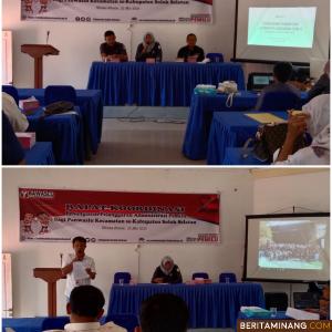 Ketua Bawaslu, M. Ansyar didampingi Kordiv Penanganan Pelanggaran dan Penyelesaian Sengketa Bawaslu Solsel, Suriyanti. S. Pd saat kegiatan Rakor Penanganan Pelanggaran Administrasi Pemilu bersama Panwascam se-Solok Selatan di Wisma Gemini, Senin (21/5/2023). Foto Afrizal Amir