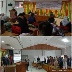 Ketua Bawaslu Kabupaten Solsel, M. Ansyar, S. Hi  didampingi Kordiv di Bawaslu, Suriyanti. S. Pd, , Ade Kurnia Zelli, B.Sc. ME.Korsek Admi Munandar, S. Si, Kadiv Perencanaan Data dan Informasi KPU Solsel, Sastria Novrita, S.Hi. ME, saat pembukaan Rakor Bawaslu di Wisma Umi Kalsum, Selasa (23/5/2023). Foto Afrizal Amir