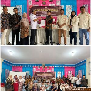 Ketua PPK Sungai Pagu, Sudirman, S. Pd. M. Pd bersama Yonki Valentino, Yesri Sartono, Sri Mulyani, Nurhalima Rahmi dan Sekretariat PPK, Denny Sulfadena, SH. menyerahkan Berita Acara Rapat Pleno Terbuka Rekapitulasi  DPSHP Daftar Pemilih Sementara (DPS) Kecamatan Sungai Pagu pada Camat Ibrahim, Rabu (10/5/2023). Foto Humas PPK Sungai Pagu