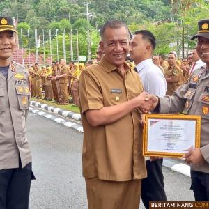 Bupati Rusma Yul Anwar memberikan apresiasi dan penghargaan terhadap jajaran Kepolisian Republik Indonesia Polres Pesisir Selatan itu diserahkan saat Apel Gabungan Apartur Sipil Negara (ASN) lingkup Pemerintah Daerah Kabupaten Pesisir Selatan di Painan, Senin (8/5/2023) pagi.  Foto: Kominfo Pessel