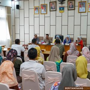 Yulian Efi dalam rapat persiapan Pemilihan Uda Uni Duta Wisata Provinsi Sumatera Barat 2023 di Ruang Rapat Tansi Ampek Kantor Bupati Solok Selatan, Jumat (09/06/2023). Foto Diskominfo