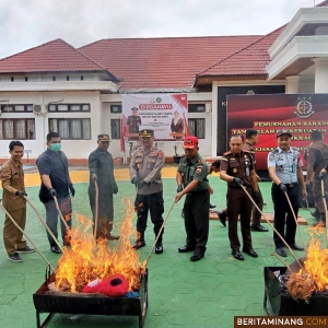 Sekdakab Adlisman (paling kanan) dan Kapolres Dharmasraya saat menghadiri pemusnahan barang bukti di Kejaksaan Dharmasraya, Selasa (11/7/2023). Foto: Humas Polres Dharmasraya
