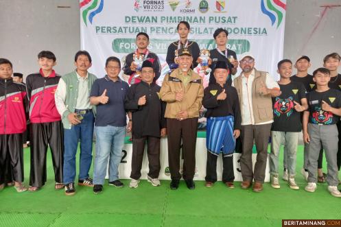 Tim Pencak Silat Sendratasik FBS UNP bersama Gubernur Sumatera Barat yang meraih Medali Emas, Perak, dan Perunggu padaFestival Olahraga Rekreasi Nasional (FORNAS) VII 2023. Foto Dokumentasi Indrayuda.