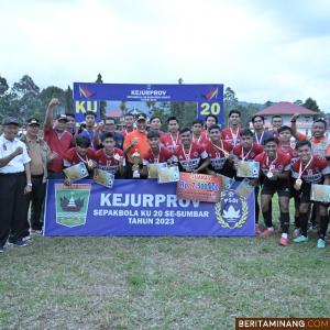 Gubernur Sumatera Barat Mahyeldi Ansharullah foto bersama pemenang usai menutup Kejurprov Sepakbola U-20 se Sumbar Tahun 2023, di lapangan Sepak Bola Pondok Pesantren Asy Syarif Nagari Sidang Koto Laweh, Kec. Tilatang Kamang, Kab Agam, Minggu (6/7/2023) sore. Foto: Adpim Sumbar