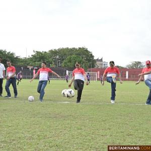 Gubernur Sumatera Barat, Mahyeldi Ansharullah saat membuka turnamen sepak bola Gubernur Cup 2023 di GOR H Agus Salim, Padang, Senin (7/8/2023). Foto: Adpim Sumbar