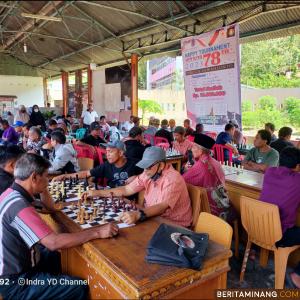 Suasana pertandingan catur "Happy Tournament Sawahlunto 2023" diikuti sekitar 90 peserta dari Kota Sawahlunto. Iven ini di sepenuhnya dibiayai secara mandiri seorang perantau Edi Wasisno dengan total hadiah Rp 15 juta ditambah uang makan untuk peserta masing-masing Rp 100 ribu. (Foto : Iyos)