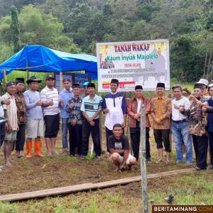 Pelaksanaan peletakan batu pertama pembangunan Mushallah baru di Bacah Sipanjang Nagari Pasir Talang, Kecamatan Sungai Pagu, oleh H. Nurfirman Wansyah disaksikan Kepala KUA Sungai Pagu, Hafid Aulia Rahman, Ketua KAN, Ediwarnan Dt. Sutan Kayo, dan Bahrinaldi Inyiak Majo Lelo, dialnitjab foto bersama usai kegiatan, Minggu (13/8/2023). Afrizal Amir