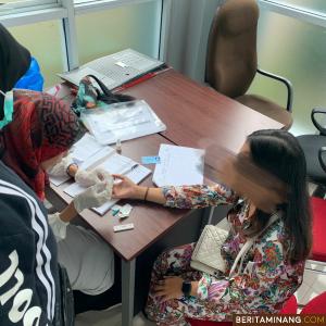 Wanita dari Kabupaten Agam yang diduga PSK online diamankan Satpol PP Bukittinggi di salah satu kamar hotel,tengah melakukan cek kesehatan HIV, di Mako Satpol PP Bukittinggi. Foto : Doksatpol Bkt