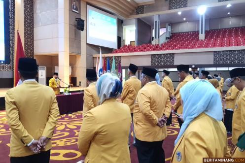 Pelantikan dan serah terima Jabatan Kadep, Kaprodi, Kepala Pusat di Universitas Negeri Padang pada Selasa (19/9) bertempat di Auditorium Kampus UNP Air Tawar Padang. Foto ET.