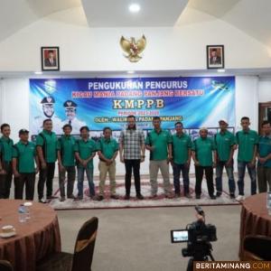 Wali Kota Padang Panjang, H. Fadly Amran, BBA Datuak Paduko Malano foto bersama usai mengukuhkan pengurus Kicau Mania Padang Panjang Bersatu (KMPPB) periode 2023-2028, Rabu (6/9/2023) di Pendopo Rumah Dinas Wako. Foto: Kominfo Padang Panjang