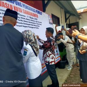 Ketua Bawaslu Muhammad Khadafi ( kanan) bersama Sekdako Ambun Kadri dan Ketua LKAAM Ir.H.Dahler, M.Si saat menandatangani deklarasi Kampung pengawas pemilu yang diikuti oleh seluruh peserta yang hadir. (Foto : Iyos)