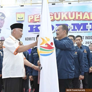 Gubernur Sumatera Barat (Sumbar), Mahyeldi Ansharullah, yang juga menjabat Ketua Komite Olahraga Rekreasi Masyarakat Indonesia (KORMI) Sumbar saat mengukuhkan Kepengurusan KORMI Kota Pariaman periode 2023-2027, Rabu (18/10/2023). Foto: Adpim Sumbar