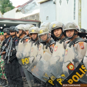 Suasana simulasi Sistem Pengamanan Kota (Sispamkota) Operasi Mantap Brata Singgalang 2023-2024 oleh Polres Padang Panjang di depan Kantor KPU, Jumat (20/10/2023). Foto: Kominfo Padang Panjang