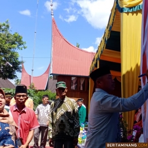 Ketua Bawaslu Solsel, Zulnasri membubuhkan tanda tangan di baliho Deklarasi yang disaksikan, Waka Polsek Kecamatan Sungai Pagu, Iptu Abdi Priyono, H. Yulian Efi (partai Demokrat), Armensyah Johan (Gerindra), RN. Rosyafdianto (Partai Umat), Camat KPGD Soni Patrisia dan undangan lainnya, Rabu (15/11/2023). Afrizal Amir