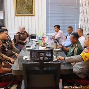 Kapolres Solsel AKBP Arief Mukti S.A.S S.H., S.I.K., M.Si bersama jajaran Polres saat menyambut kehadiran Kajari Solsel Fitriansyah Akbar Ali S.H., M.H beserta Dandim 0309/Solok Dandim 0309/Solok Letkol Inf Novi Aji Satrio S.E.,M.Si di Mako Polres Solsel, Rabu (8/11/2023). Foto Humas Polres Solsel/AA
