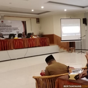 Ketua KPU Solsel Ade Kurnia Zelli membuka kegiatan Rakor Kampanye dan Penggunaan Aplikasi Sistem Informasi Kampanye dan Dana Kampanye (SIKADEKA) peserta Pemilu tahun 2024 di Hotel Pesona Alam Sangir, Selasa (21/11/1023). Foto Afrizal Amir