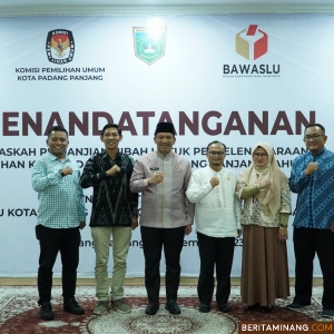 Pj Wali Kota, Sonny Budaya Putra, A.P, M.Si, Pj Sekdako, Dr. Winarno, M.E, Ketua KPU, Puli Andri serta Ketua Bawaslu, Hidayatul Fajri, S.IP, foto bersama usai penandatanganan Naskah Perjanjian Hibah Daerah (NPHD), Jumat (3/11/2023) malam di Pendopo Rumah Dinas Wali Kota. Foto: Kominfo Padang Panjang