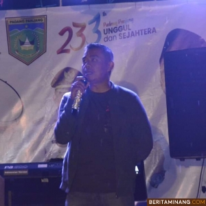 Kepala Dinas Pemuda, Olahraga dan Pariwisata (Disporapar), Nurasrizal, M.T saat membuka kegiatan Sumarak Dendang KIM, Sabtu (25/11/2023) malam. Foto: Kominfo Padang Panjang
