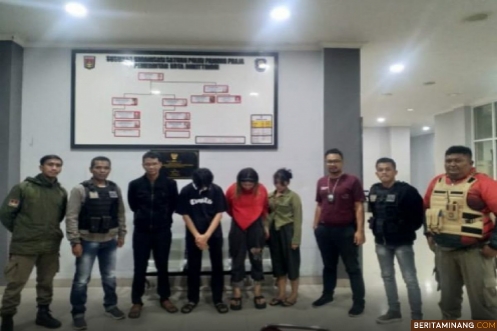 Dua pengunjung dan satu pengelola Caffe di kawasan Benteng Pasar Atas di gelandang ke Mako Satpol PP Bukittinggi,  Foto : Doksatpolpp Bkt