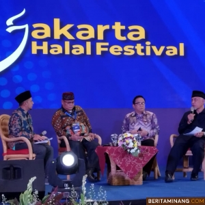 Gubernur Sumatera Barat (Sumbar), Mahyeldi Ansharullah (kaan) saat menjadi pembicara pada hari pertama pembukaan Jakarta Halal Festival, Jumat (22/12/2023). Foto: Adpim Sumbar