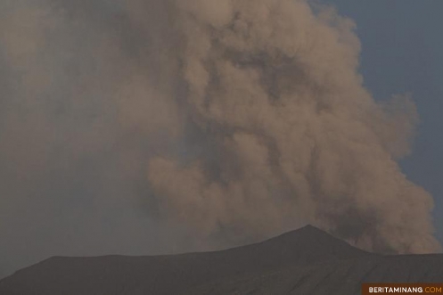 Erupsi Gunung Marapi. Foto: Adi Prima/Beritaminang