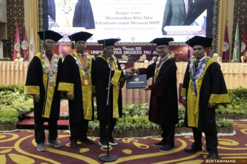 Rektor UNP Prof. Ganefri, Ph.D. menyerahkan SK Program Studi Magister Psikologi kepada Dekan FPK pada Minggu (17/13) di Auditorium Kampus UNP Air Tawar Padang. Foto ET.