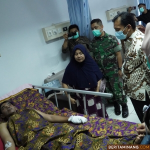 Penjabat (Pj) Wali Kota Padang Panjang, Sonny Budaya Putra, A.P, M.Si bersama Forum Komunikasi Pimpinan Daerah (Forkopimda) saat besuk korban erupsi Gunung Marapi yang dirawat di RSUD Padang Panjang. Foto: Kominfo Padang Panjang