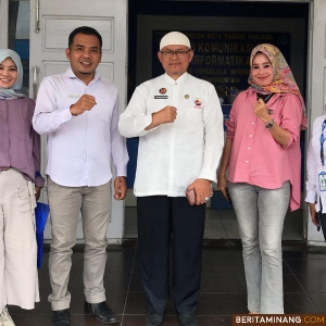 Kepala Dinas Komunikasi dan Informatika Padang Panjang, Ampera Salim, Rabu (13/12/2023) foto bersama dengan panita IWAPI Fest 2023 yang akan digelar pada 15-17 Desember di GOR Bancalaweh. Foto: Kominfo Padang Panjang