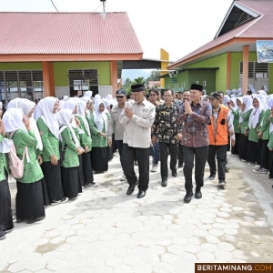 Gubernur Sumatera Barat Mahyeldi Ansharullah saat kunjungan kerja di Kabupaten Pasaman, Kamis (04/01/2024). Foto: Adpim Sumbar