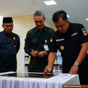 Bupati Dharmasraya, Sutan Riska Tuanku Kerajaan saat peresmian Gedung Layanan Perpustakaan Umum Daerah Kabupaten Dharmasraya, pada hari Minggu (07/01/24) yang berlokasi di Sport Center Koto Padang Kecamatan Koto Baru. Foto: Kominfo Dharmasraya