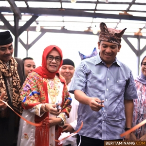 Penjabat (Pj) Wali Kota, Sonny Budaya Putra, A.P, M.Si meresmikan Cafe Sarumpun Padi di Desa Wisata Kubu Gadang, Kelurahan Ekor Lubuk, Ahad (21/1/2024). Foto: Kominfo Padang Panjang