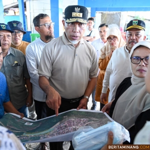 Mahyeldi di Padang, Rabu (24/1/2024). Ia meminta Dinas Kelautan dan Perikanan (DKP) Sumbar untuk maksimalkan potensi perairan laut guna meningkatkan pendapatan nelayan. Foto: Adpim Sumbar