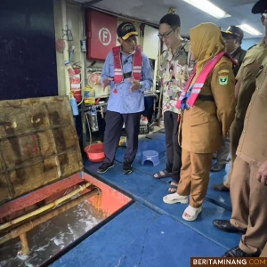 Gubernur Mahyeldi di Padang, Rabu (24/1/2024). Mahyeldi Ansharullah menyebut budi daya ikan kerapu kembali menjadi salah satu fokus pihaknya dalam pengembangan potensi perikanan budi daya laut pada tahun 2024 ini. Foto: Adpim Sumbar