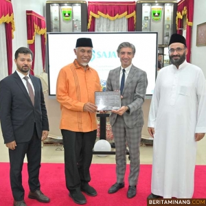 Gubernur Mahyeldi Ansharullah saat menjamu kedatangan pihak investor di Istana Gubernur Sumbar, Kamis (25/01/2024). Foto: Adpim Sumbar