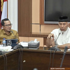 Gubernur Mahyeldi saat menerima kunjungan Bupati Tanah Datar di Istana Gubernur Sumbar, Senin (22/01/2023). Foto: Adpim Sumbar