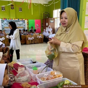 Suasana kegiatan Market Day begitu nyata dan diikuti seluruh kelas 1 hingga kelas 6, Kamis (25/1/2024) di SDN 14 Padang Panjang Barat (PPB). Foto: Kominfo Padang Panjang