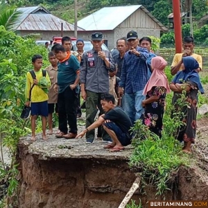 Sekda Kabupaten Pesisir Selatan, Mawardi Roska, S.I.P saat melihat titik longsor di ruas jalan Batu Bala-Langgai, Sabtu malam (20/1/2024). Foto: Kominfo Pessel