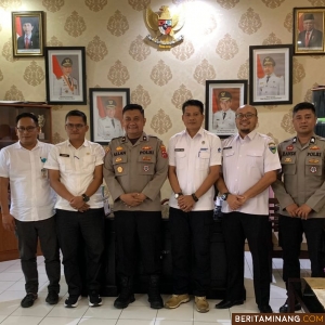 Kabag Ops Polres Pessel, Kompol Allan Budi Kusuma Katinusa, S.I.K melakukan koordinasi dan silahturahmi dengan jajaran Diskominfo Pessel, Rabu, (24/01/2024) dan diterima langsung Kadis Kominfo Wendi, Sekretaris, Hasrul Sani, Kabid Aptika, Syafrudin dan Kabid IKP, Wildan. Foto: Kominfo Pessel