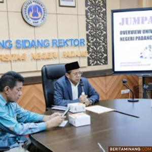 Rektor UNP, Prof. Ganefri, Ph.D saat jumpa pers terkait overview UNP di awal tahun 2024 di Ruang Sidang Rektor, Gedung Rektorat UNP lantai 4, Jumat (19/1/2023). Foto: Humas UNP|