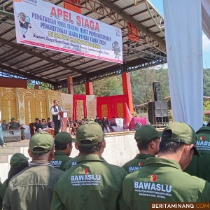 Ketua Bawaslu Pessel, Arifki Musmaidi dihadapan peserta apel di  pelataran parkir pantai Carocok Painan, Minggu, (11/02/20204). Foto: Kominfo Pessel