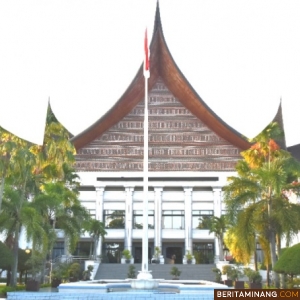 Gedung DPRD Sumbar di Jalan Khatib Sulaiman Padang. Foto: Dok.