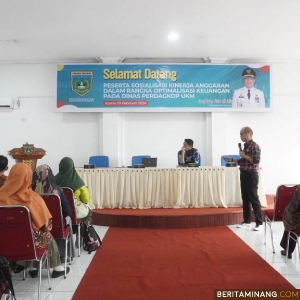 Suasana Dinas Perdagangan, Koperasi dan Usaha Kecil dan Menengah (Disperdakop UKM) Kota Padang Panjang saat menggelar sosialisasi kinerja keuangan di Aula Senja Kenangan, Kamis (1/2/20204). Foto: Kominfo Padang Panjang