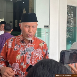 Gubernur Mahyeldi saat diwawancarai wartawan di Padang, Senin (5/2/2024). Foto: Adpim Sumbar