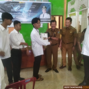 Kadis Koperasi UKM dan Tenaga Kerja Pessel, Yandes Amrianal S.Pd., M.Pd.,Msi  Membuka Pelatihan Mobile Training Unit (MTU) Fillet Welder SMAF 2 F/PB di Kenagarian Koto Berapak Kec. Bayang, Senin (05/02/2024). Foto: Kominfo Pessel