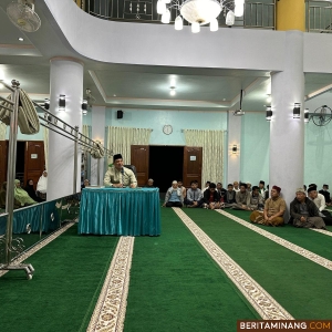 Penjabat (Pj) Wali Kota Padang Panjang, Sonny Budaya Putra, A.P, M.Si saat menghadiri kegiatan Subuh Mubarakah di Masjid Nurul Amri, Kelurahan Balai-Balai, Kecamatan Padang Panjang Barat, Ahad (18/2/2024). Foto: Kominfo Padang Panjang