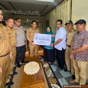 Penjabat (Pj) Wali Kota, Sonny Budaya Putra, A.P, M.Si serahkan santunan kematian dari BPJS Ketenagakerjaan kepada ahli waris Mulyadi, sopir angkutan kota (angkot) di Padang Panjang yang meninggal pada 13 Januari lalu. Foto: Kominfo Padang Panjang